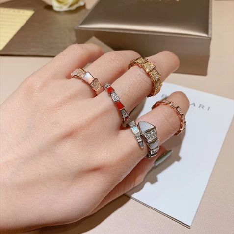 宝格丽戒指蛇戒玫瑰金,宝格丽白色珍珠贝母配玫瑰金