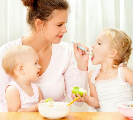 怎么判断宝宝是否会认人,宝宝什么时候认得妈妈