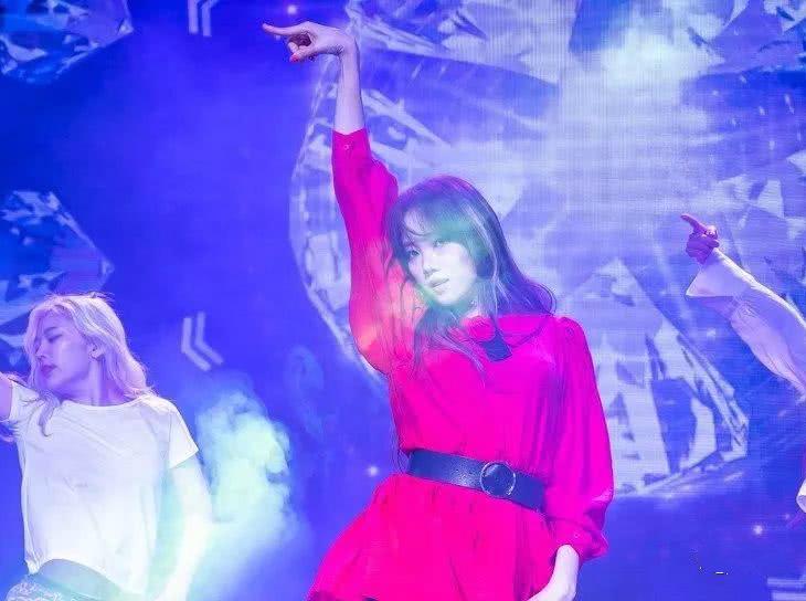 李圣经粉色衣服走秀,李圣经走秀照片