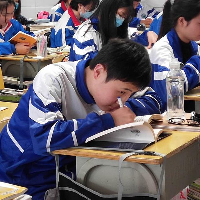 芳菲四月天书香满校园,芳菲四月天书香满校园黑板报