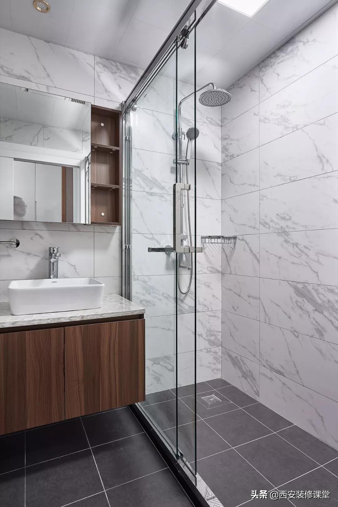 卫生间淋浴隔断用玻璃门还是浴帘,软装隔断卫生间淋浴区装修效果图