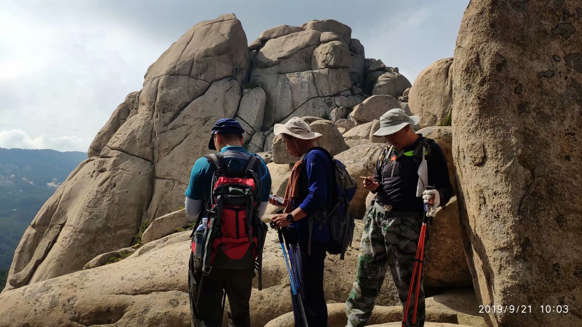 远征三晋凯旋还，飓风众人把酒欢