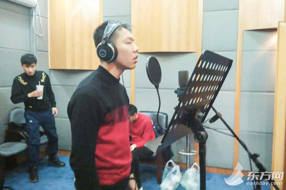 踢球、跑马、摄影样样都行探秘沪上盲人兄弟俩20岁的灿烂年华