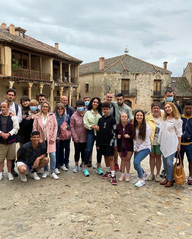 C罗女友回家乡做慈善,11岁迷你罗趴在她腿上睡着,“母子”情深