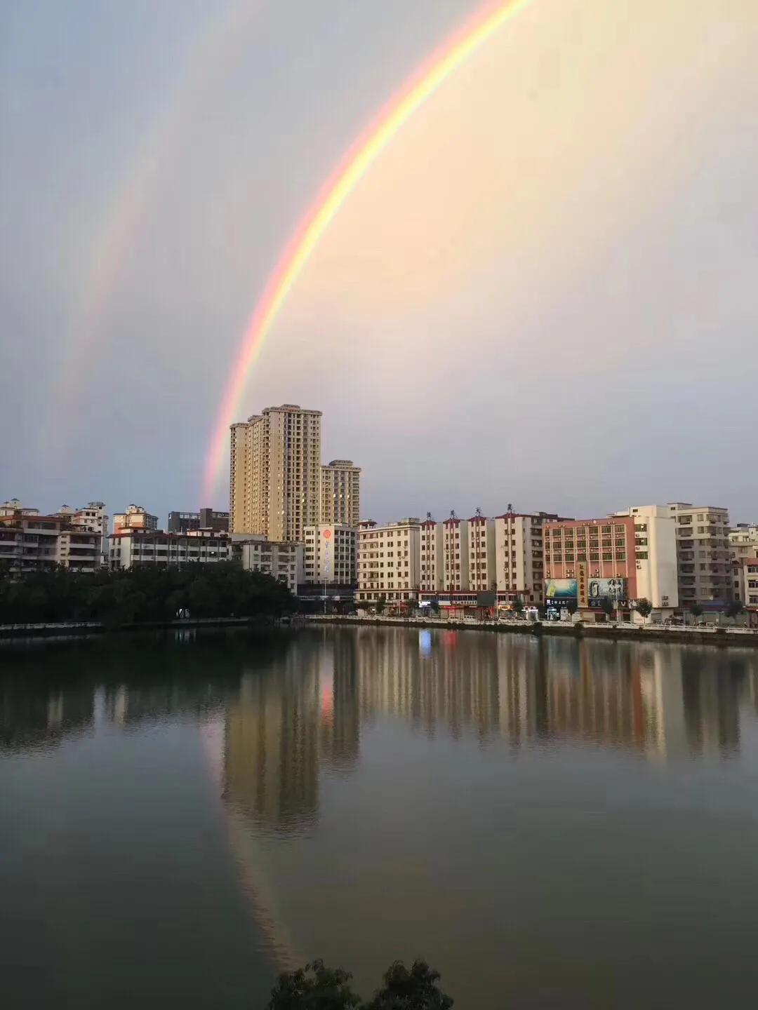 郁南都城暴雨夜景,雨后彩虹五彩丹霞太美了