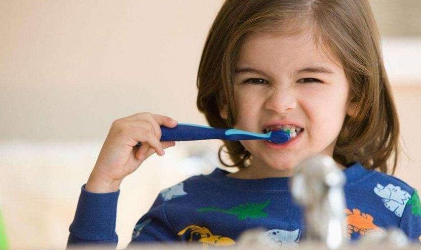 不洗澡怎么给孩子刷牙,孩子不洗澡刷牙