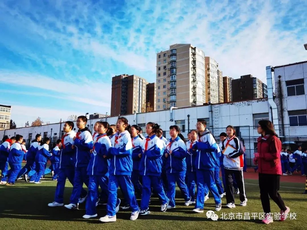 寒冷的冬夜挡不住奔跑脚步,寒冷挡不住小朋友的运动热情