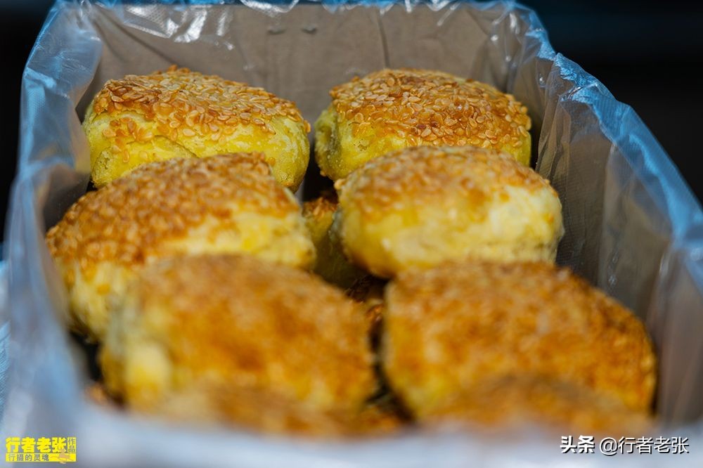 泰州特色之黄桥烧饼,江苏千年古镇特色小吃黄桥烧饼