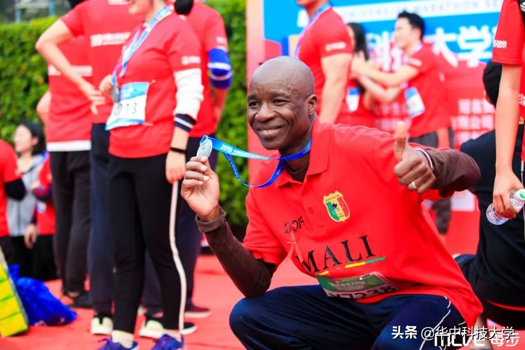 校园马拉松感受青春力量,在教室看同学田径比赛