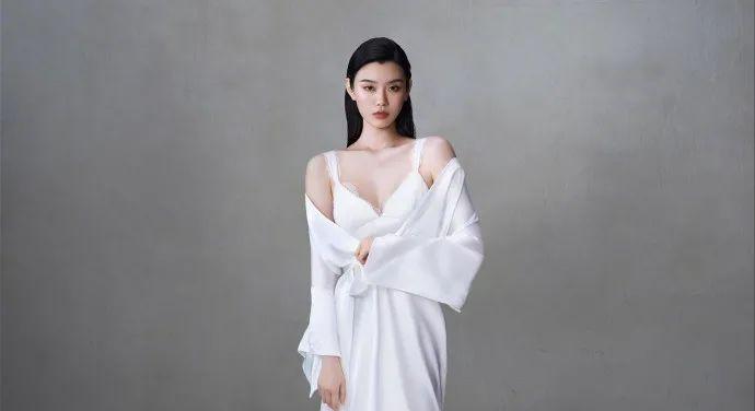 奚梦瑶代言的真丝家居服,silkymiracle成都专柜