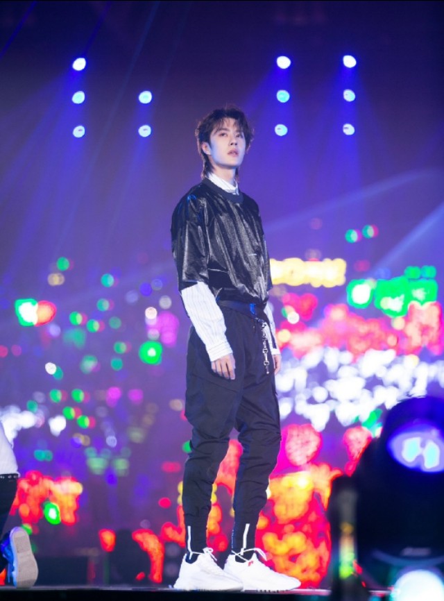 王一博和王源穿黑色衣服,高定王源王一博