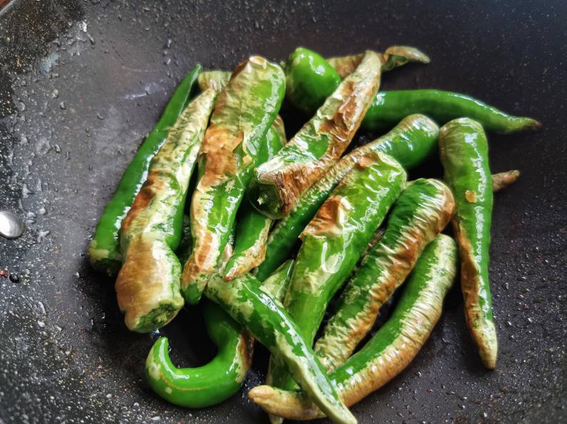 凉拌皮蛋怎么调调料,凉拌皮蛋煮熟有股腥味