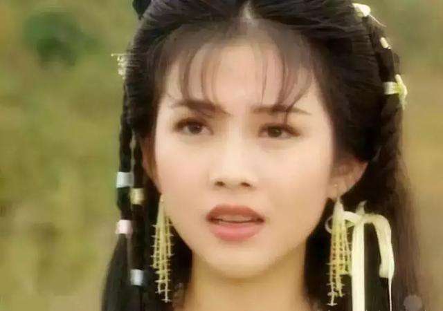 蔡少芬张晋全家福上热搜，三胎儿子“唐装”出镜，年味儿十足