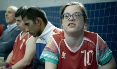 《篮球冠军》被片名毁掉的好片，一支残障球队获得了篮球赛亚军