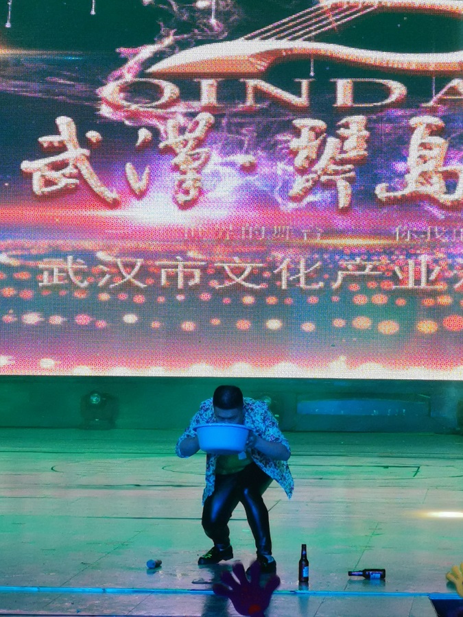 夜场江湖：讨好一个人究竟有多难？