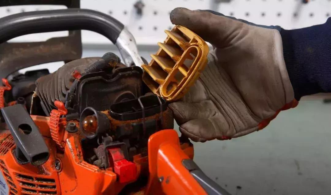 油锯切割几分钟就熄火,油锯切割木料切不整齐