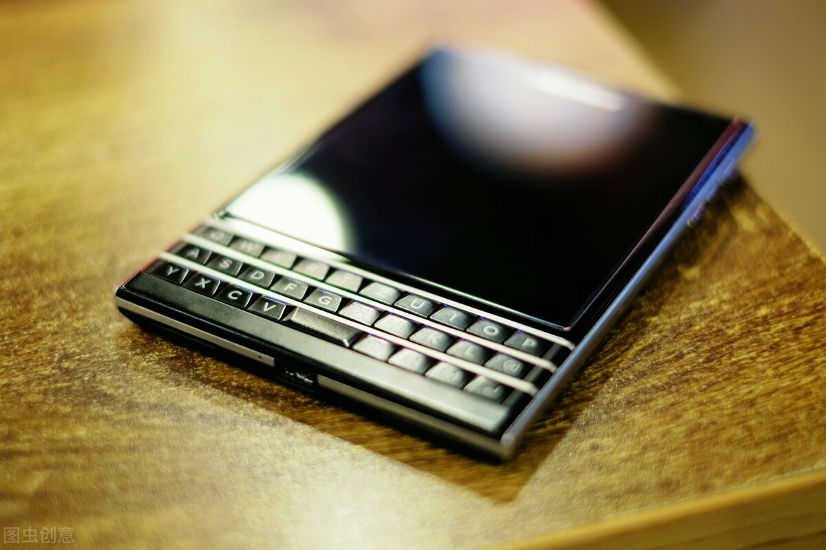全键盘滑盖手机,黑莓键盘全面屏
