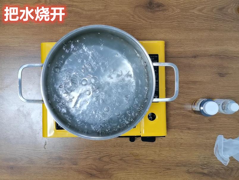 衣服被腐蚀性怎么恢复原色,被腐蚀颜色变浅的衣服