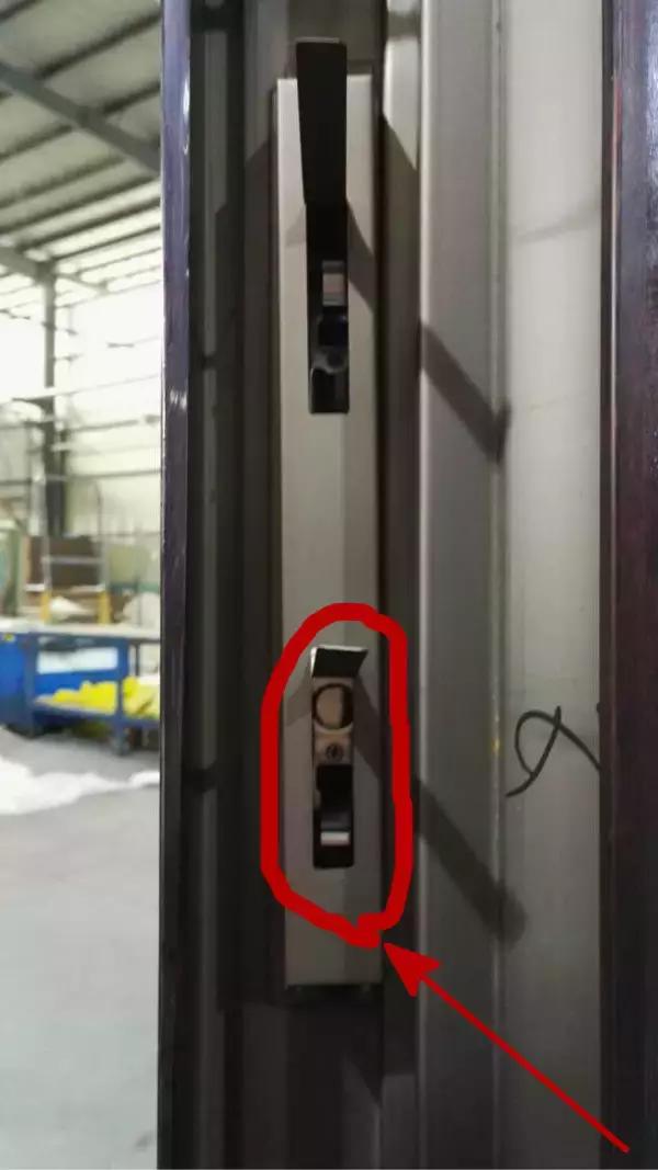 门扇掉角怎么处理,门扇松动了怎么处理