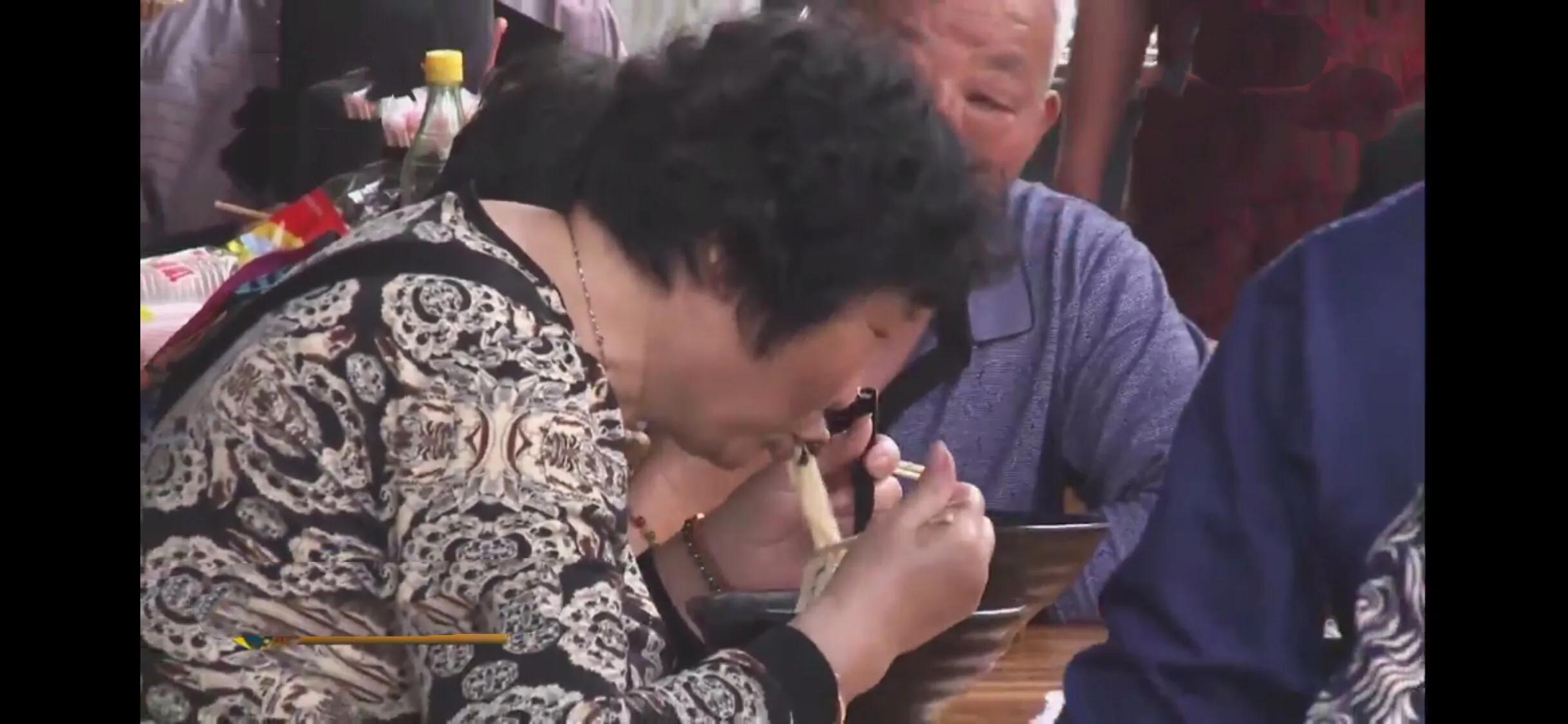 小镇，一碗面年入30万，一块糕年销售额上百万，它胜在何处？