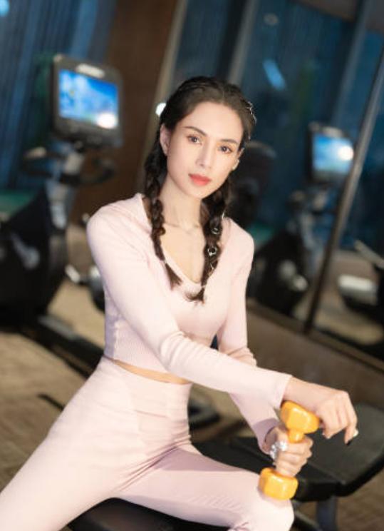 55岁李若彤身材宛如少女,54岁的李若彤身材曲线绝佳