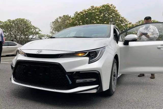 刚上市就改款,丰田雷凌20171.2t精英版改款