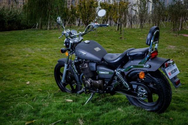 1.68万元的国产太子车，造型经典，250cc水冷引擎，极速114