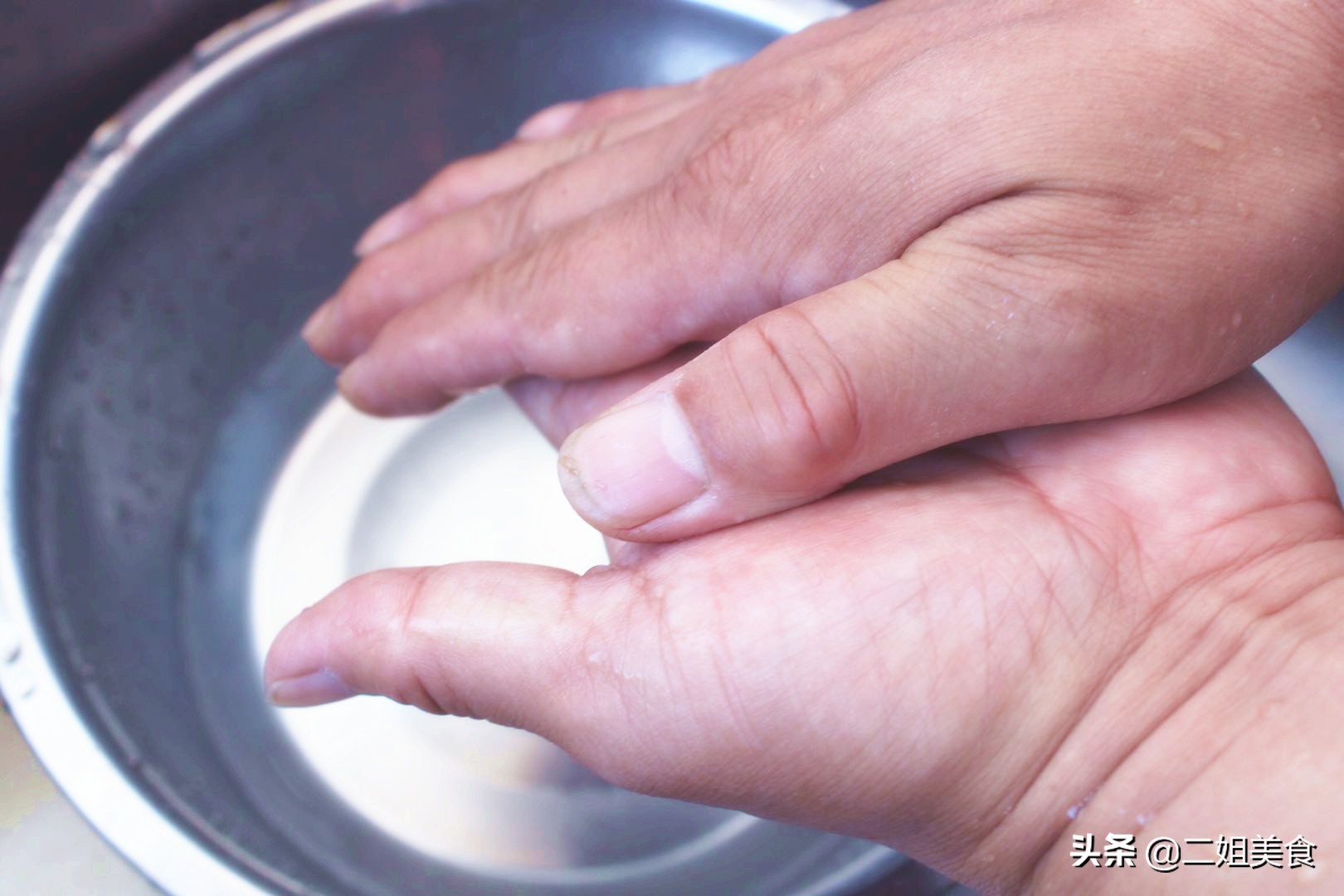 白糖倒入手心搓一搓真的很厉害,把白糖融化放在手里捏