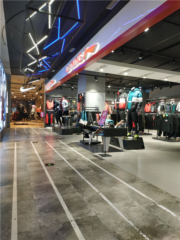 我们今儿来到蚌埠万达，逛了逛帮阿迪耐克卖鞋的滔搏运动城