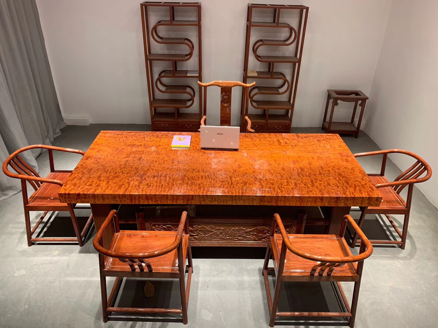 成都土豪50岁娶媳妇，聘礼给70吨，整整5卡车，漂洋过海太浩大