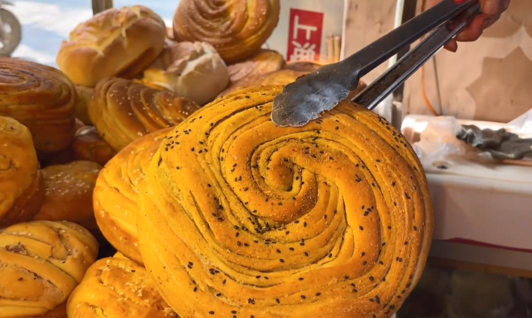 甘肃小伙卖特色烤馍,四川小伙卖锅盔15天不坏