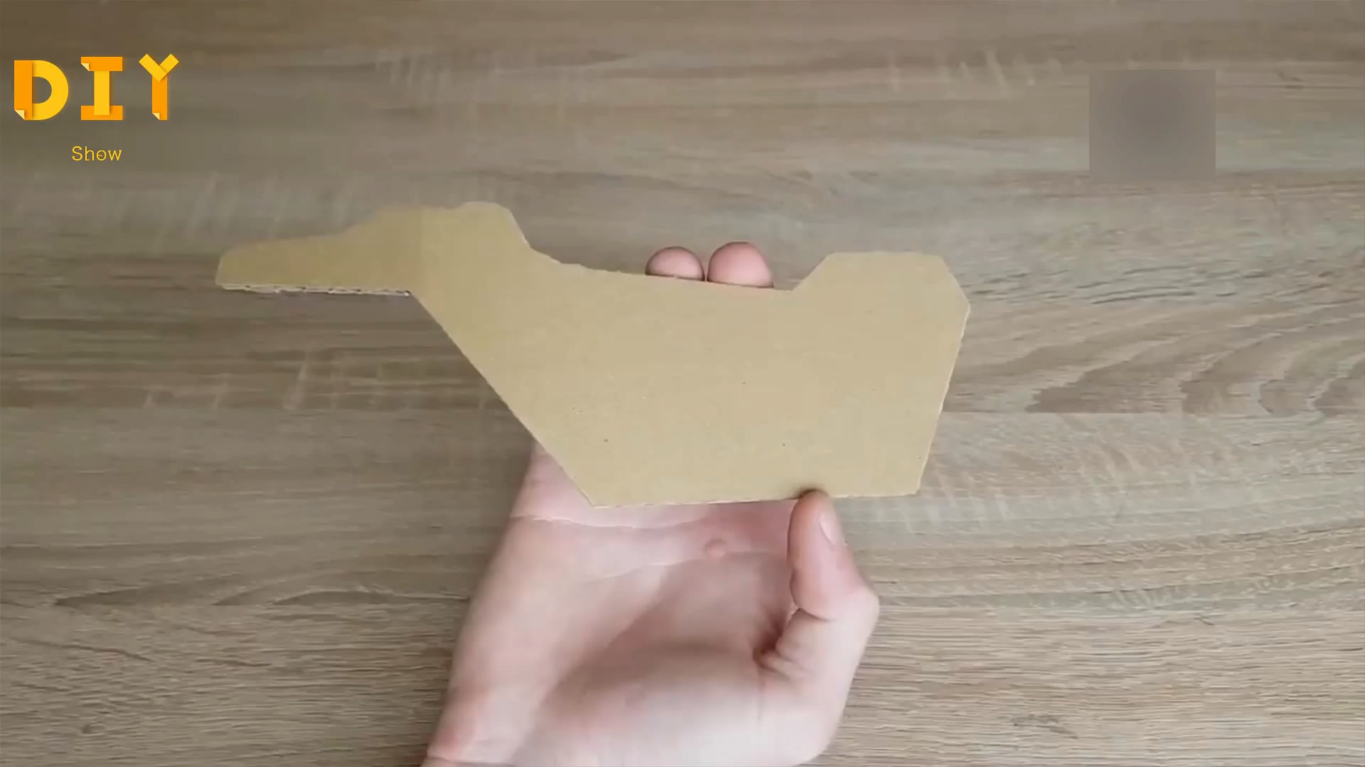 如何用纸板制作遥控车,用纸做遥控玩具车