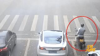 鎽╃殑鍙告満琚氦璀︾綒,鎽╃殑甯堝倕涓婅矾琚煡