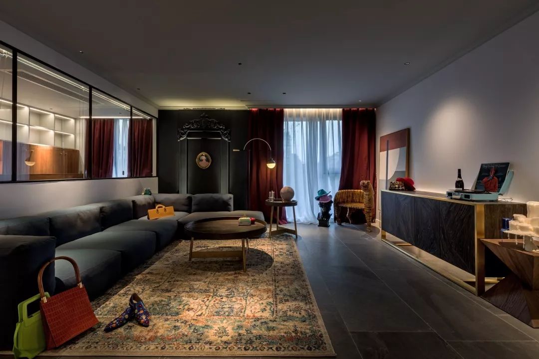 28岁成都女孩180㎡豪宅爆红！砸100W做1室3个衣帽间：壕无人性