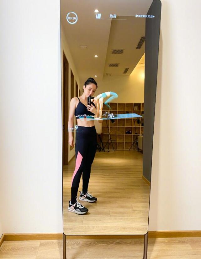 42岁董璇晒照露腰秀好身材,董璇晒健身照图文