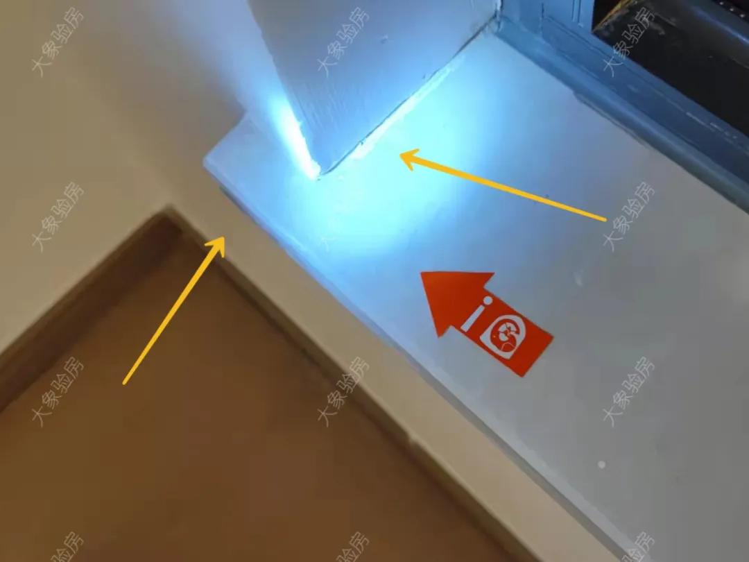 收房发现墙顶维修痕迹,精装房交房时踢脚线乳胶漆脱落