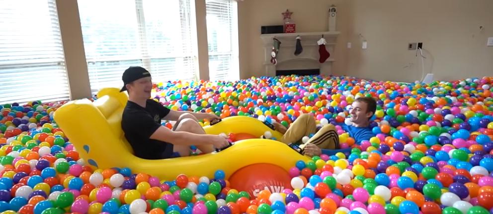 用100万个海洋球填满房间,50万个海洋球装在房间