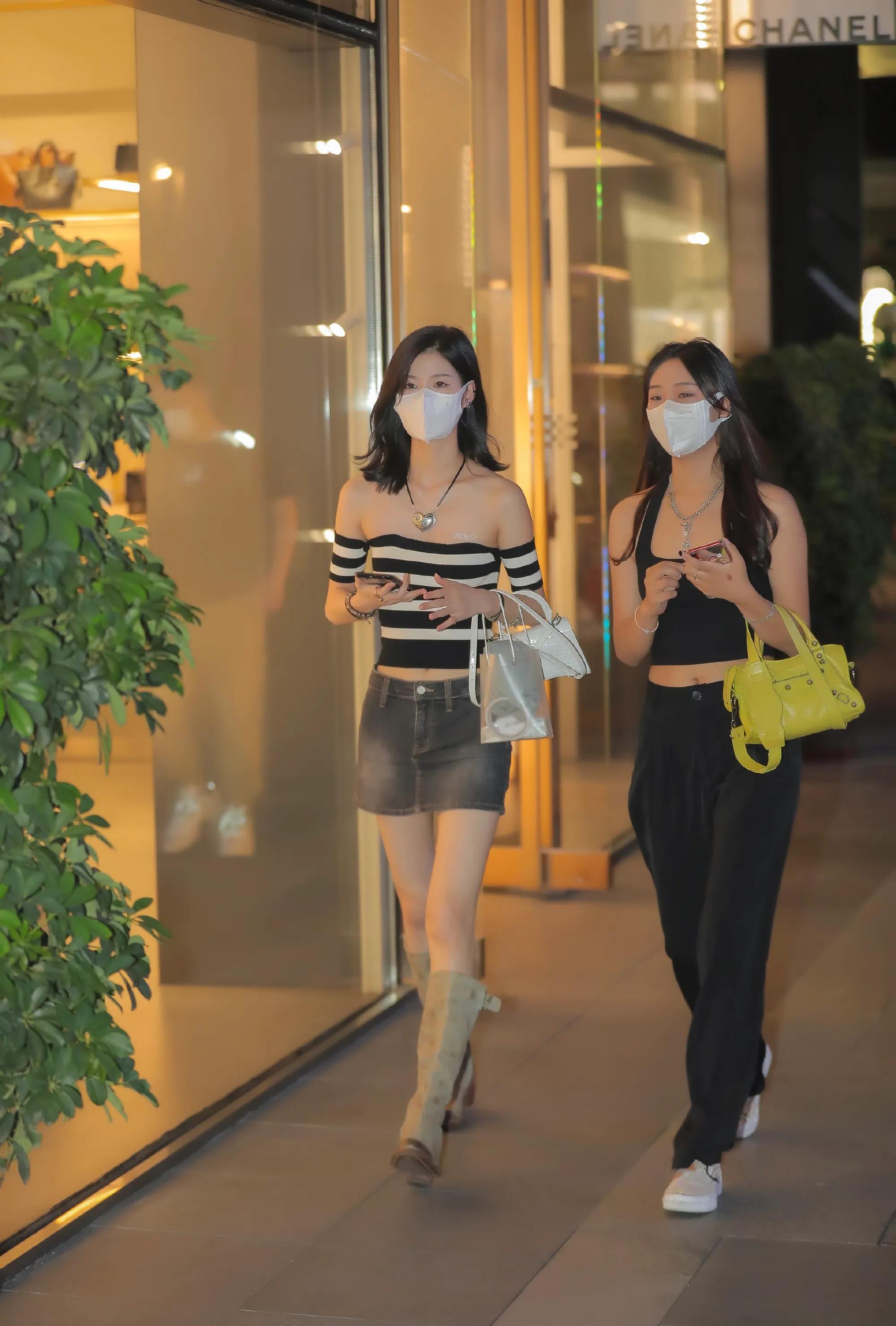 街拍穿搭时尚潮流包包,背小ck包包街拍