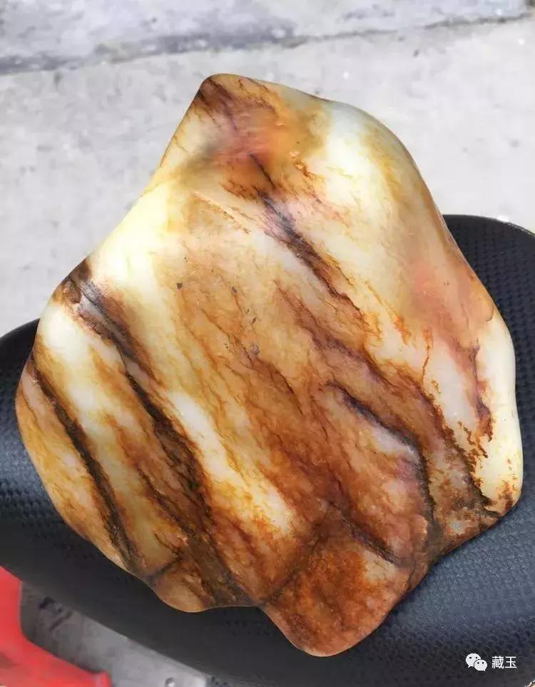 和田玉俄料值不值得入手,和田玉籽料和俄料到底有什么区别