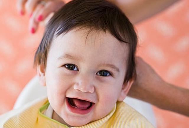 宝宝头发发黄怎么回事需要补什么,宝宝头发少发黄是什么原因