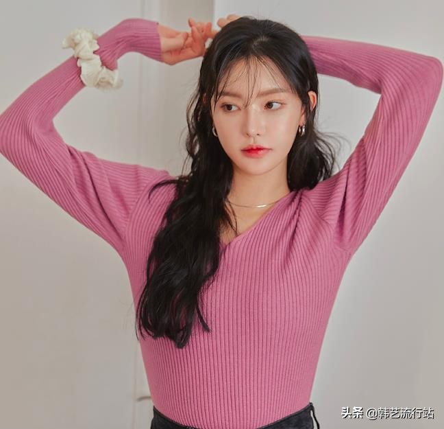 先睹为快：2021春季韩版针织衫新款在明星和模特中流行出现