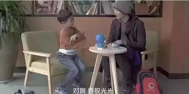 “妈妈今天老师亲我了”：别让我们拼命保护的孩子，毁在性教育上