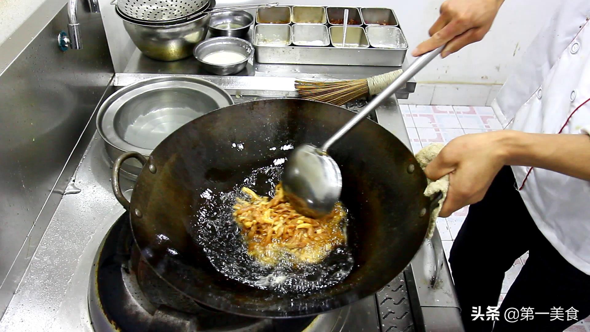 教你芹菜炒肉的正确做法肉丝滑嫩,炒肉之前要怎么腌制