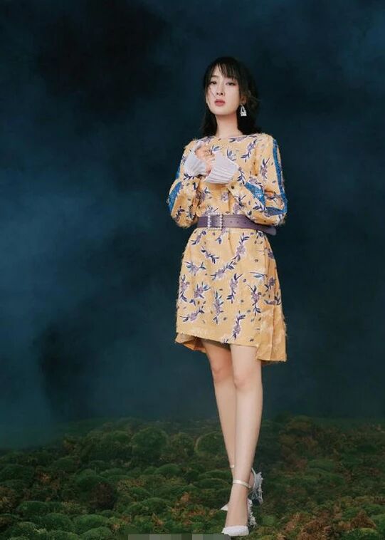 马苏穿黄色毛衣现身打扮超亮眼,马苏穿皮草