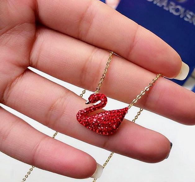 你的朋友圈被这只红天鹅刷屏了吗？来看施华洛世奇新年系列红天鹅