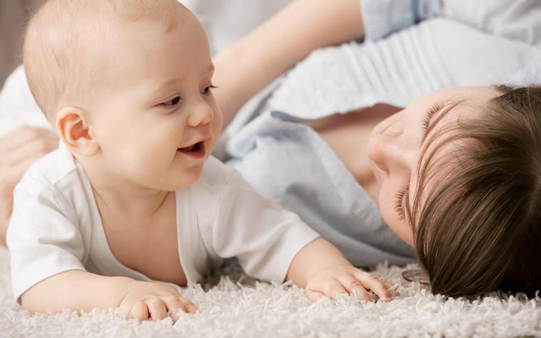 宝宝吃母乳饿得快是何原因,宝宝喝奶过急之后会胀气