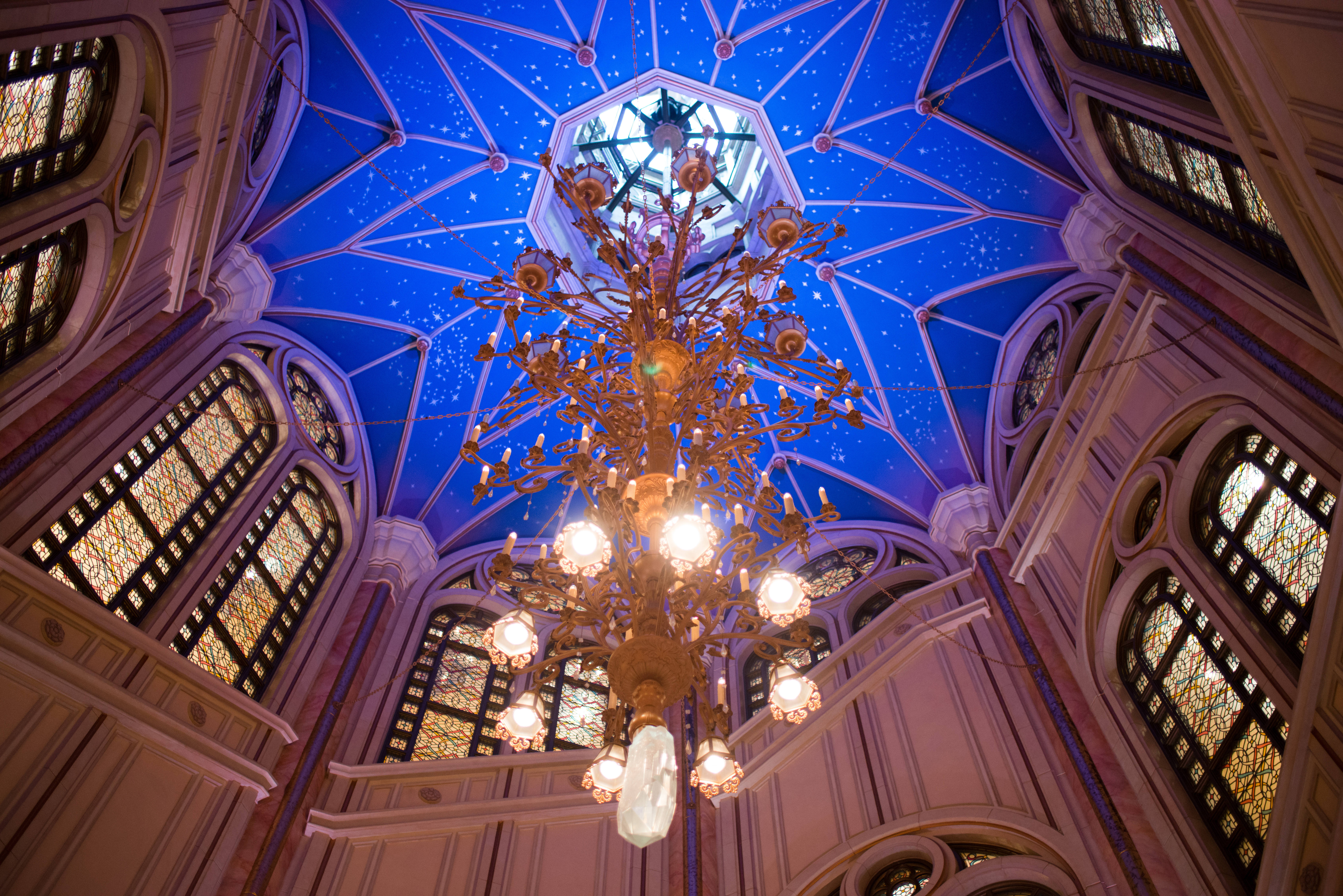 下雨天迪士尼值得去吗,雨天逛迪士尼攻略