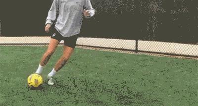 足球变向过人教学视频,足球变向运球训练方法