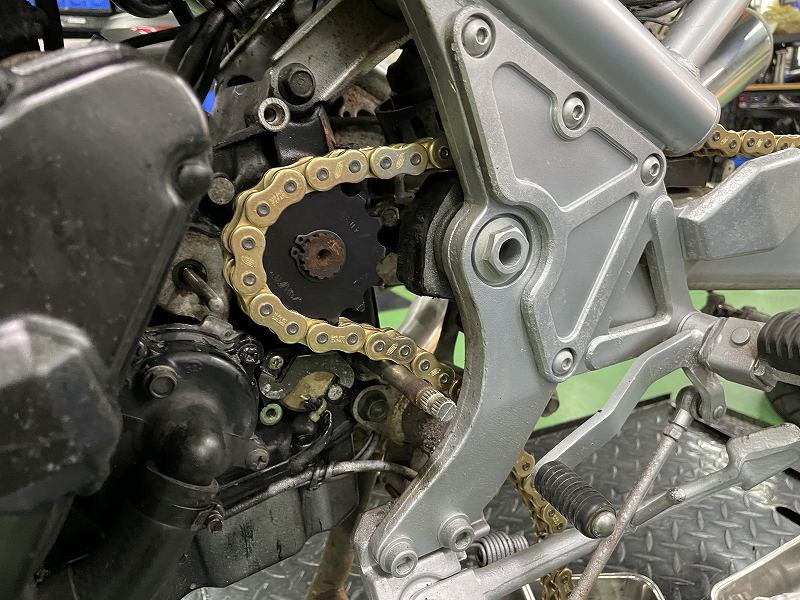 摩托车前链条改16齿,摩托车换牙盘链条教程