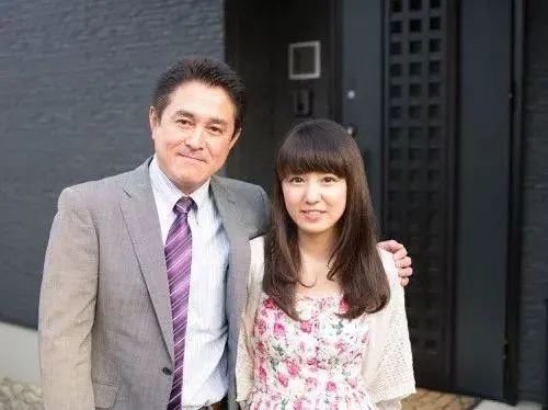 宝宝趴在爸爸背上简笔画,宝宝在老爸背上画画图片